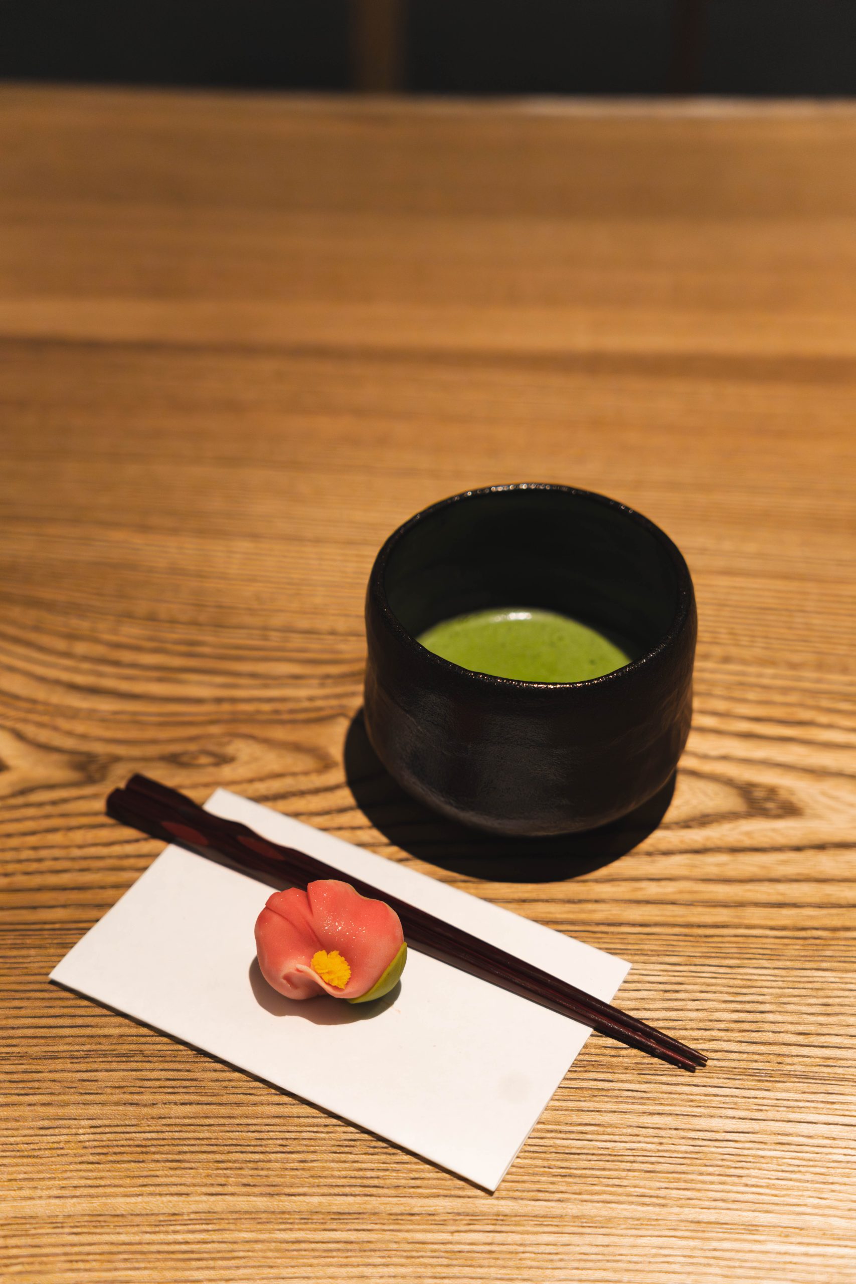 Lire la suite à propos de l’article L&rsquo;Usucha : le Vrai Matcha Traditionnel Japonais (Vegan)